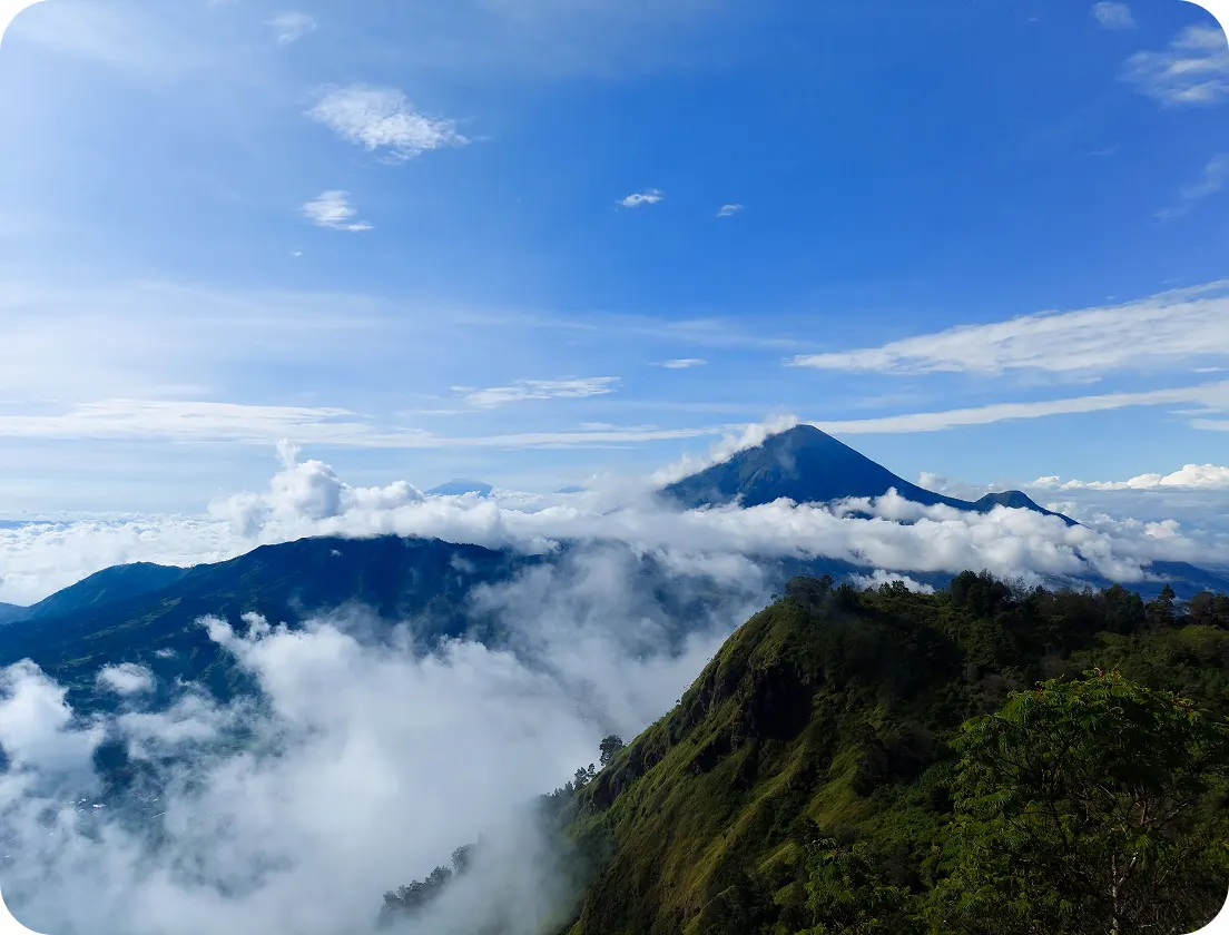 Pegunungan Indonesia di atas awan